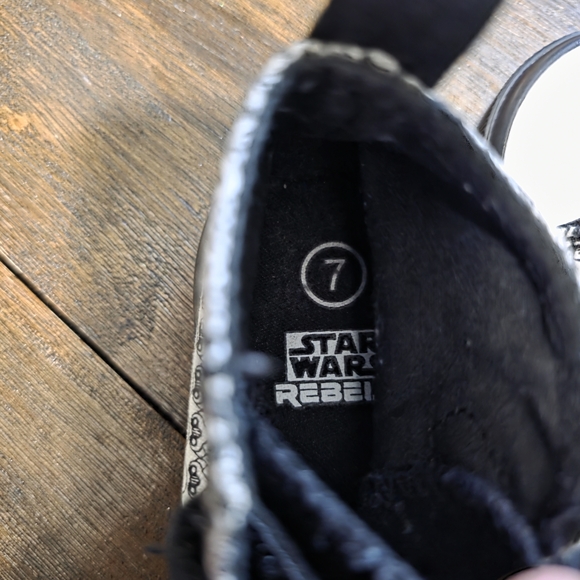 Star Wars Black and White Kids Sneakers with Red Accents - Picture 4 of 4